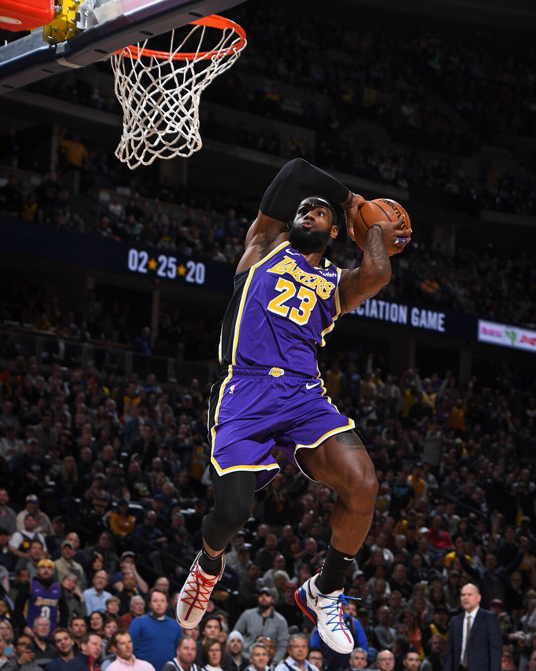 他的年薪虽 他的年薪虽